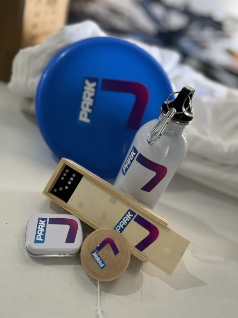 Nadruk sitodruk, czapki z nadrukiem i koszulki firmowe, konferencja Zielona Góra, branża reklamowa